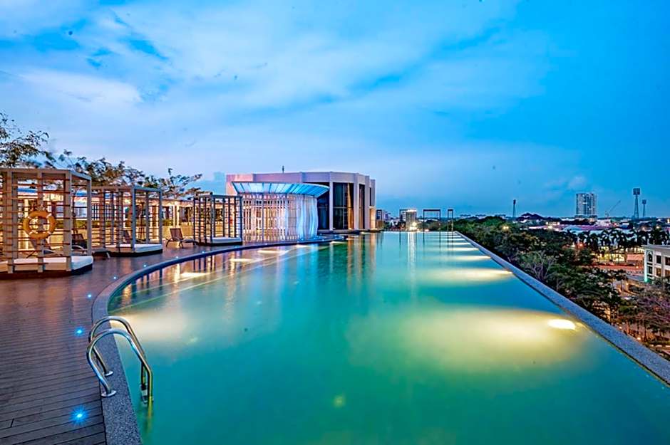 Zulanie Suite Troika Residence, SPACIOUS AND COZY WITH POOL, Free Wifi & Netflix in Golden Triangle of Kota Bharu