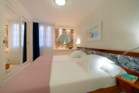 Standard Apartment (2 adults + 1 child) (2 Twin Beds and 1 Twin Sofa Bed)