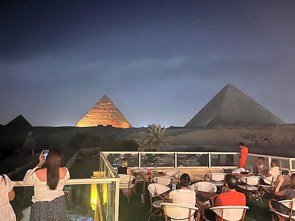 The Gate Hotel Front Pyramids & Sphinx View