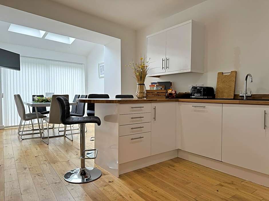 The Courtyard, 4 - Bed, Sleeps 6, Pets Welcome