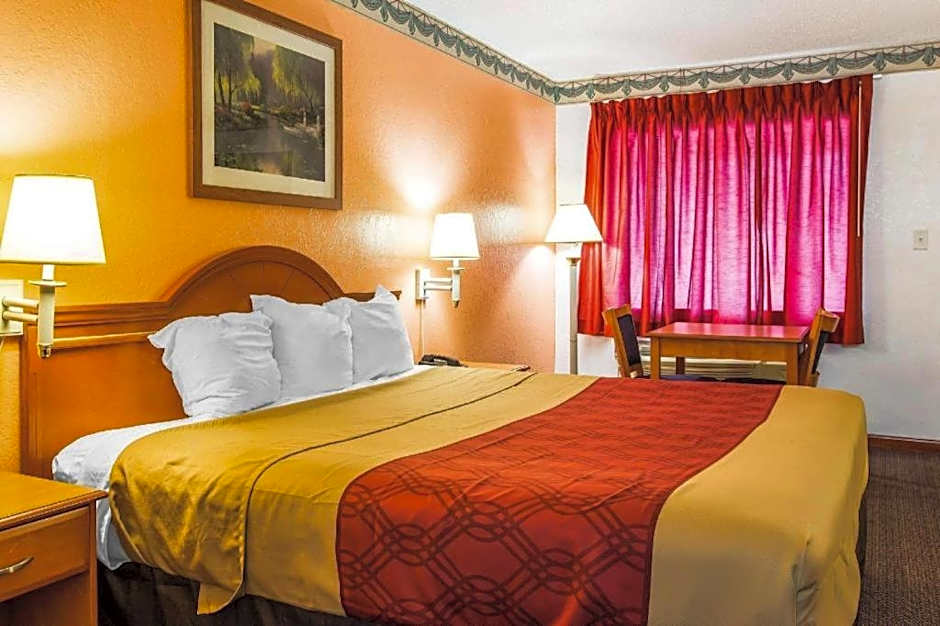 Econo Lodge Inn & Suites