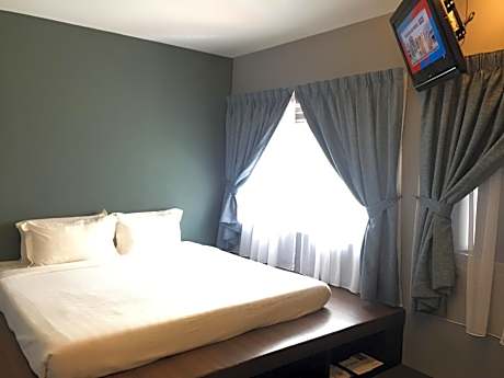Deluxe King Room with Window