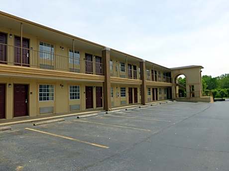 Red Roof Inn - Columbia, TN