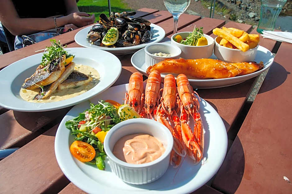 Hollytree Hotel and Swimming pool