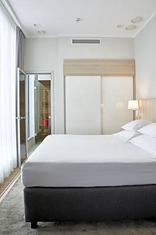 One-Bedroom Suite with Sauna and Spa Access