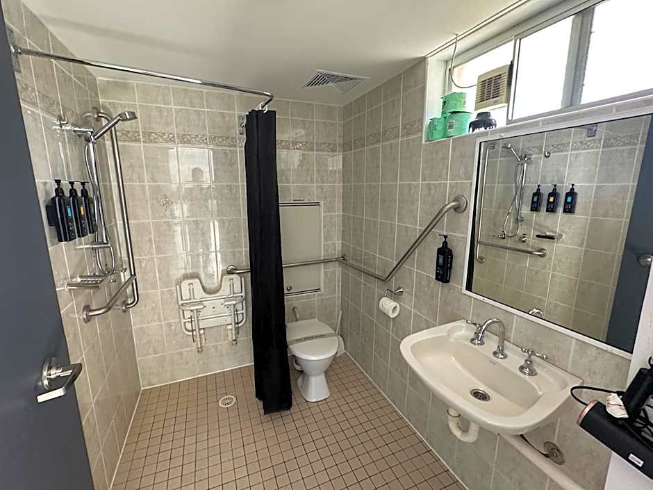 The Oaks Hotel Motel