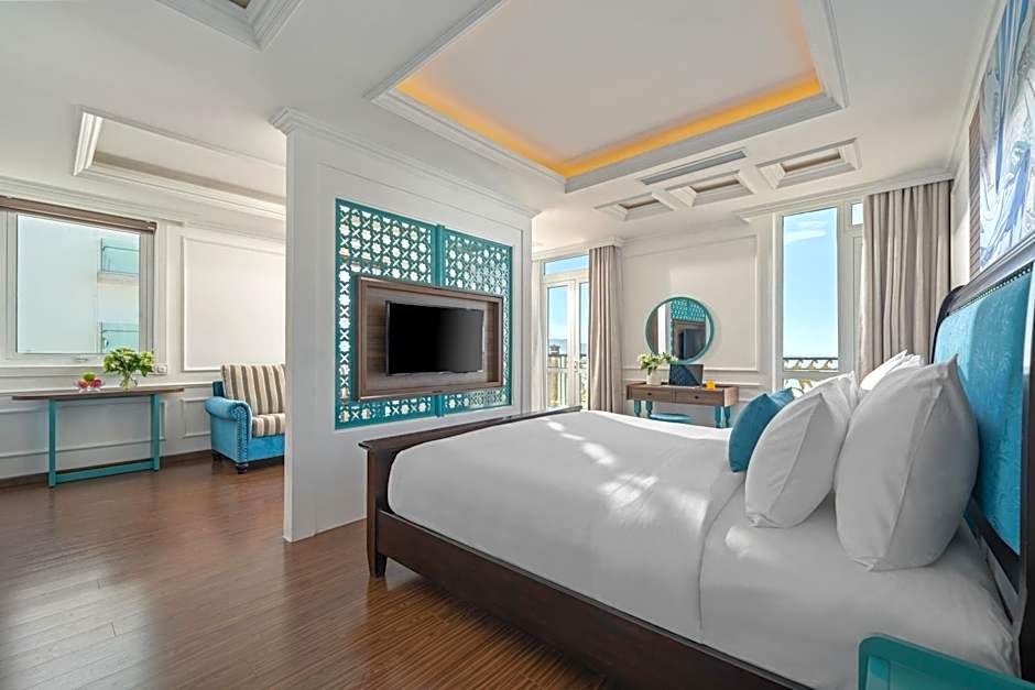 Photo 1 of 5 of Executive Suite Ocean Front with Balcony