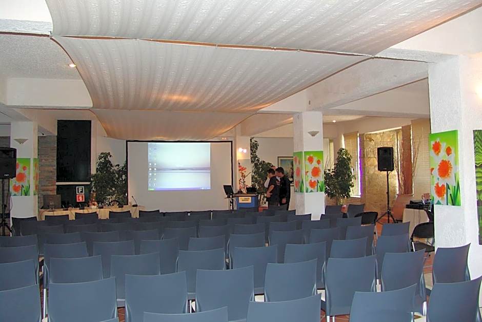 Cavos Bay Hotel & Studios