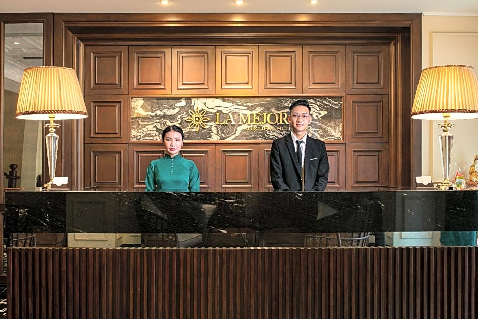 La Mejor Hotel & Sky Bar