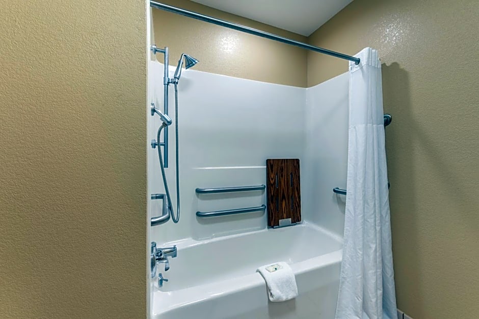 Quality Inn & Suites Hendersonville - Flat Rock