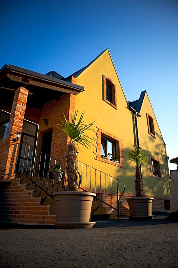 Penzión Wellness & Restaurant Zoborská, free parking