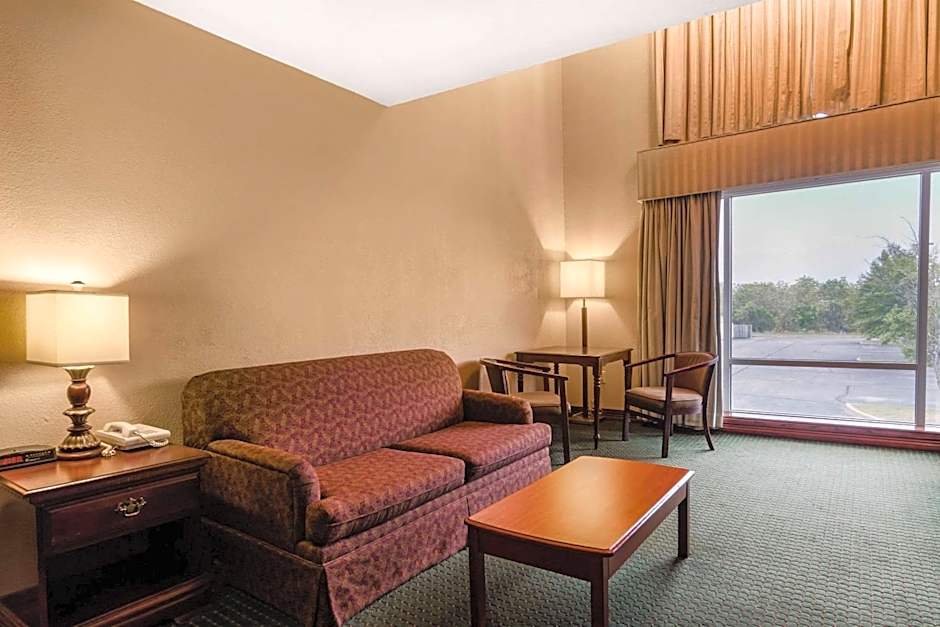 Quality Inn & Suites Carthage near Precious Moments Chapel
