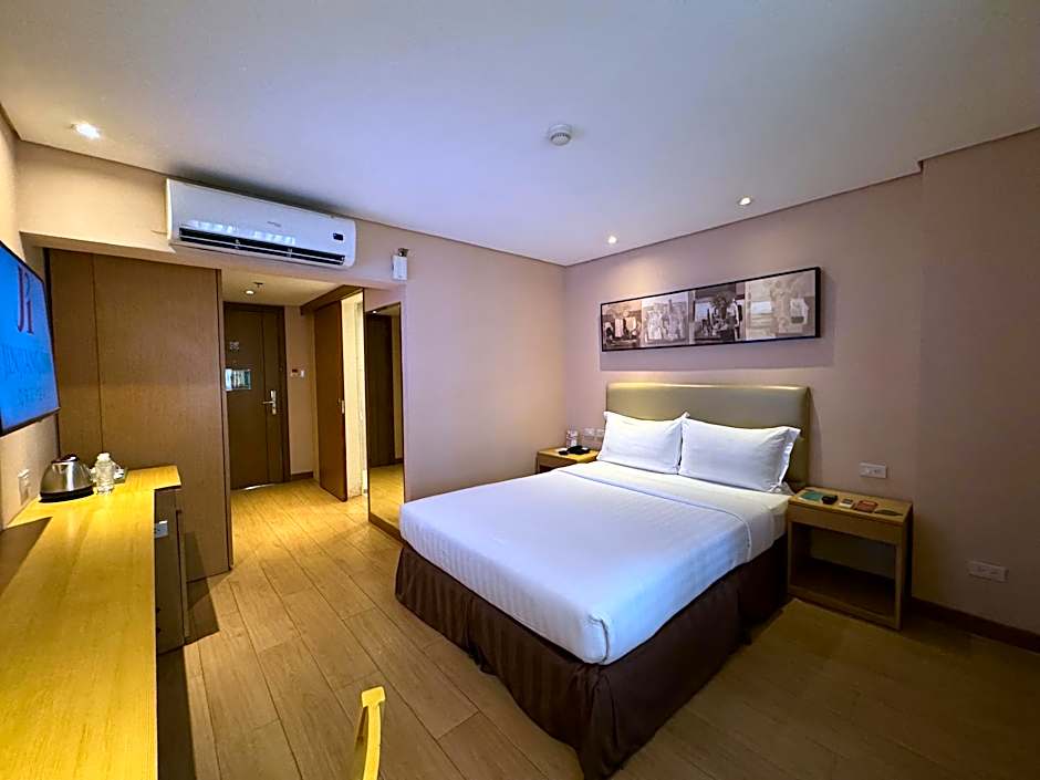 Photo 1 of 14 of Business 1 Queen Bed