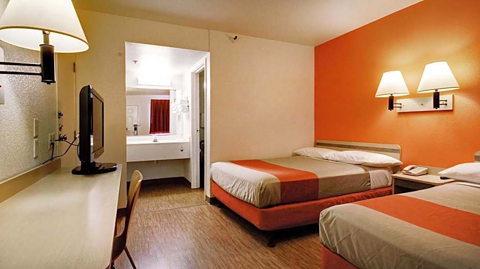 Super 8 by Wyndham Woods Cross - Salt Lake City North