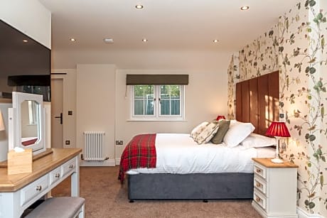 deluxe-family room-ensuite with shower-garden view-coach house
