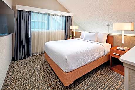 Bi-Level Suite, 1 Loft, 1 Bedroom Suite, Bedroom 1(Loft): 1 Queen, Bedroom 2: 1 Queen, Sofa Bed