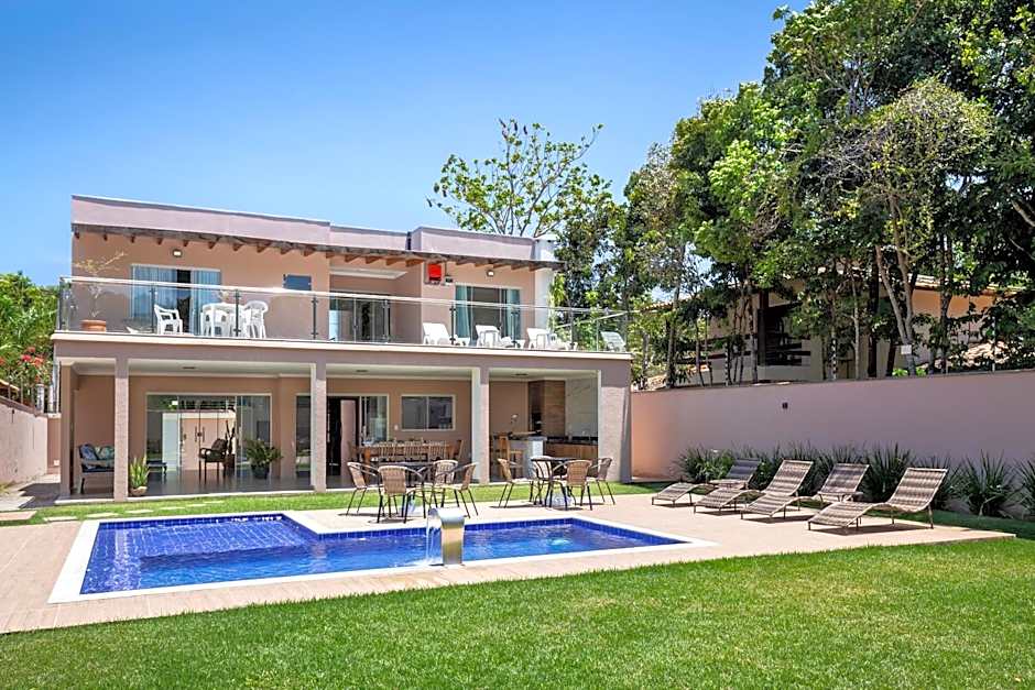 Muito espaço para criançada brincar! Casa com Piscina e Churrasqueira Privativa! Até 14Pax