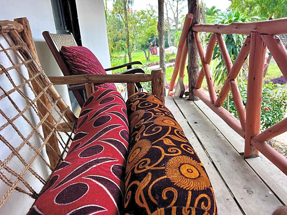 Tropinest bungalows & hostel