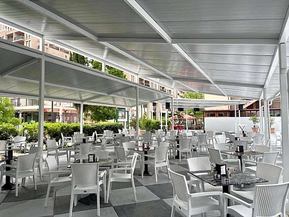 Grand Hotel Nirvana - All Inclusive & Free Beach Access