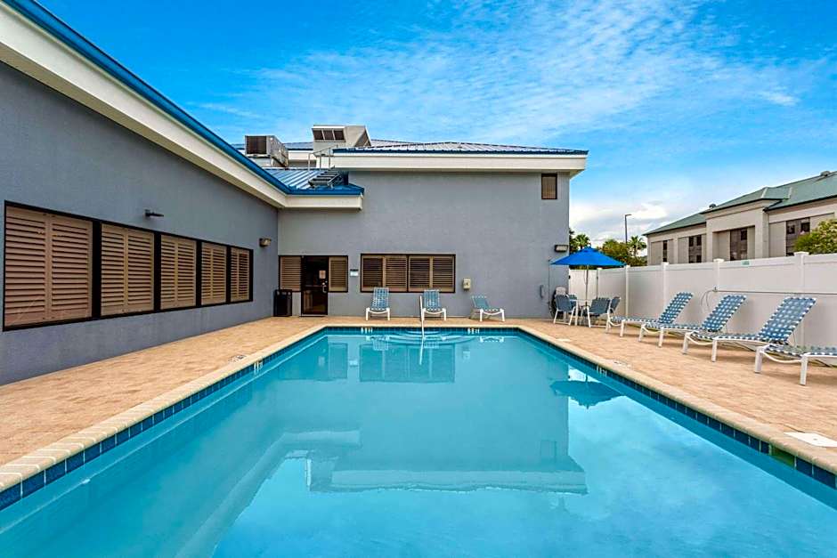 Days Inn & Suites by Wyndham Lakeland