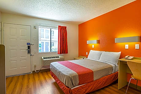 1 Queen Bed | ADA/RI Shower/Micfridge