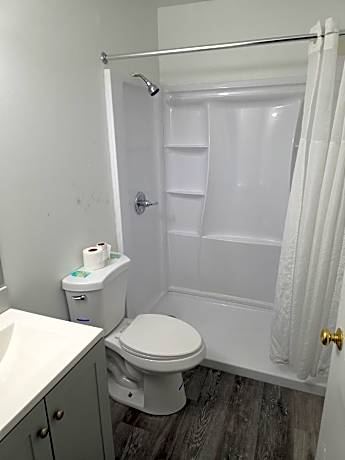 Queen Room with Kitchen - Disability Accessible/Non-Smoking