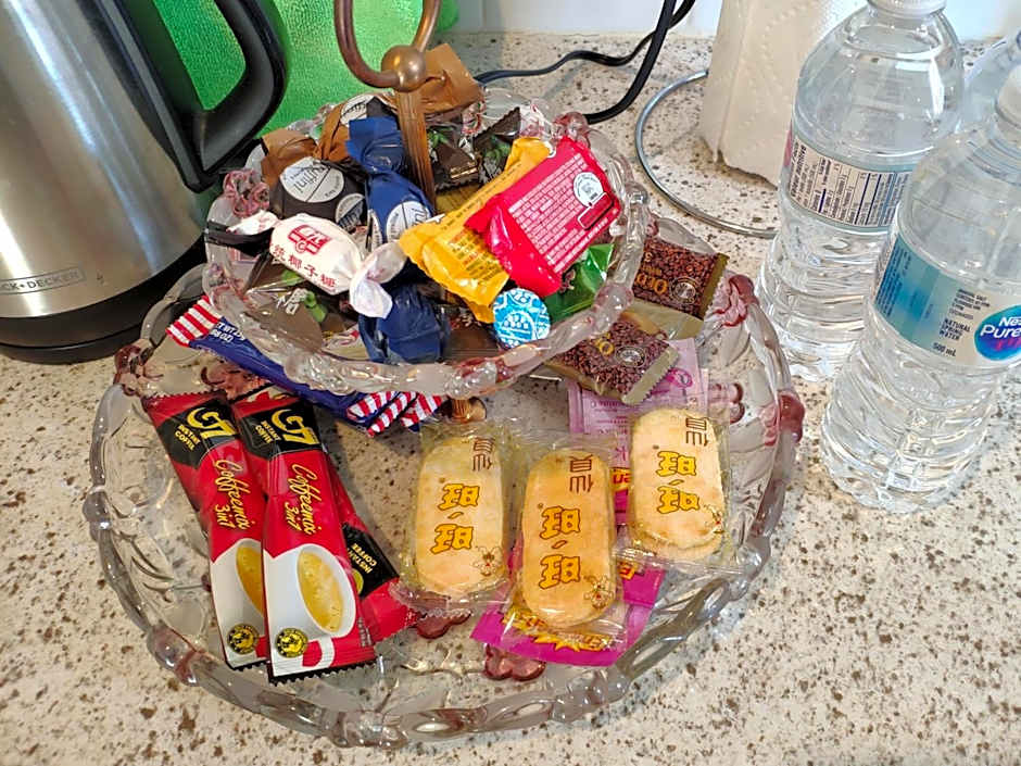 Helen's House / Close to Skytrain and Airport