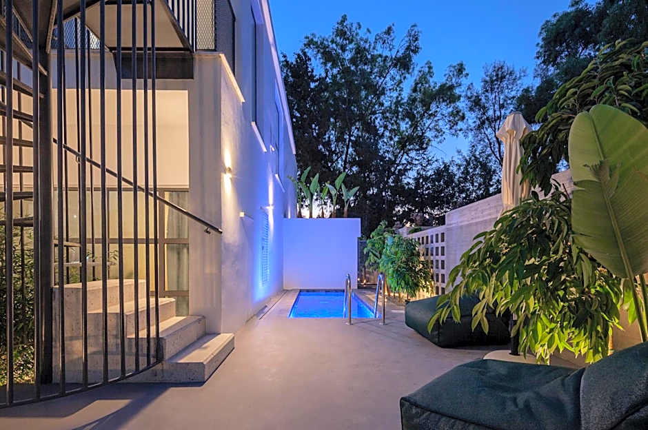 Adrop Pool Suites
