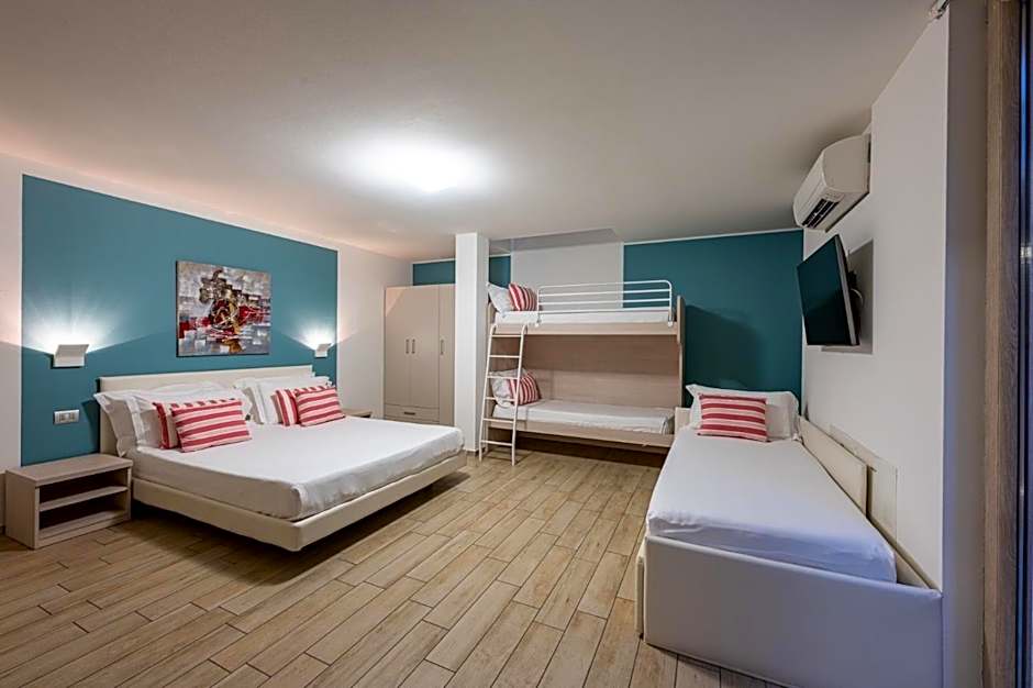 Bellagio Village- 4 Apartments by the lake - Seasonal Warm Pool and Sauna