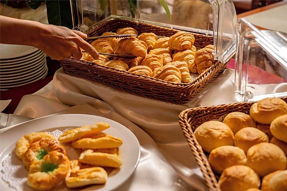 Tropicana Hotel (SHA Extra Plus)