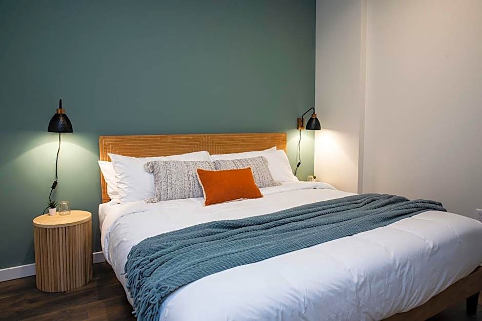 The Stellar Condo - Cozy 2 Bedroom with Hot Tub