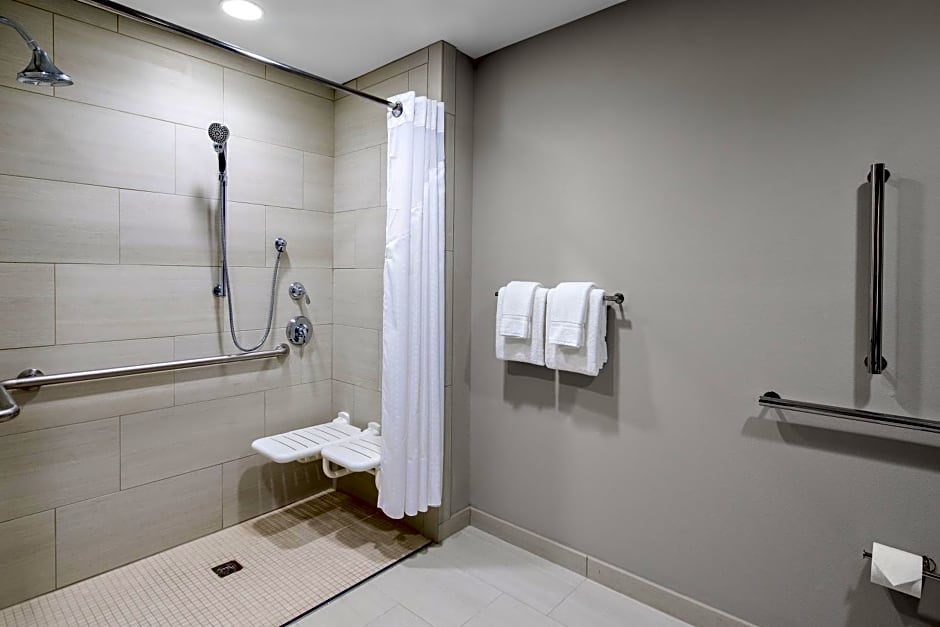 Holiday Inn Express & Suites Lubbock Central - Univ Area, an IHG Hotel
