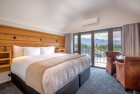 Lake View Studio with Balcony