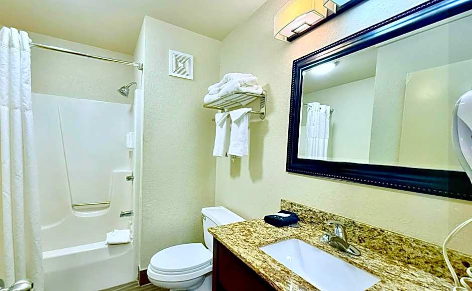 Clarion Inn & Suites Evansville Eastland Area