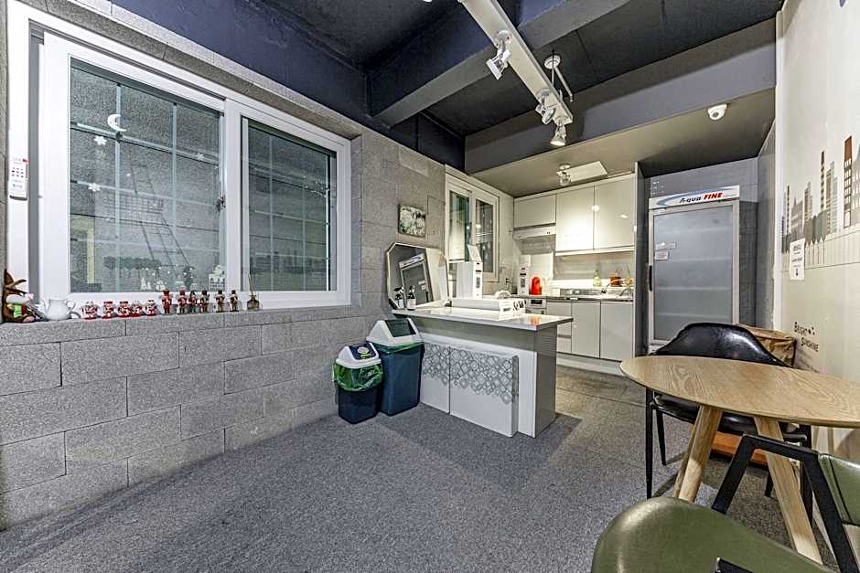 Backpackers In Yeosu