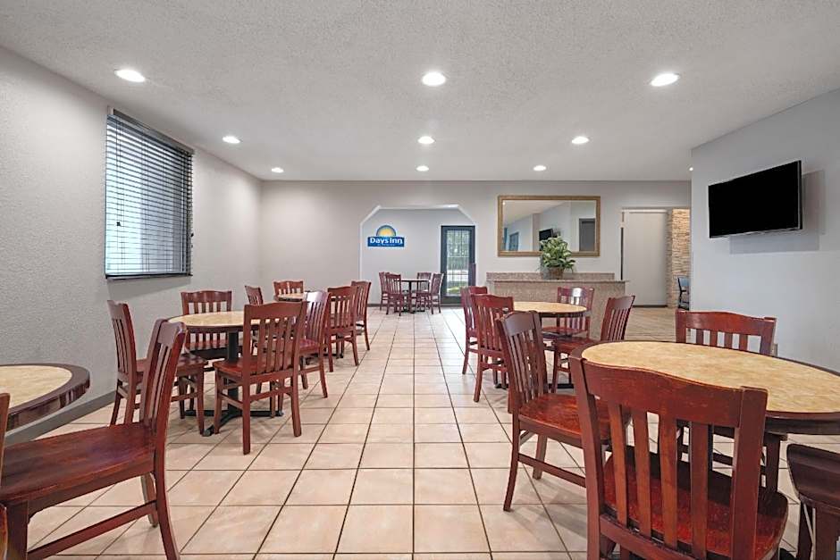 Days Inn by Wyndham College Park Airport Best Road