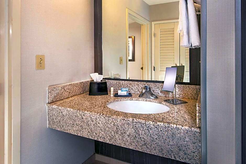 Comfort Inn & Suites Bethlehem Lehigh Valley Airport