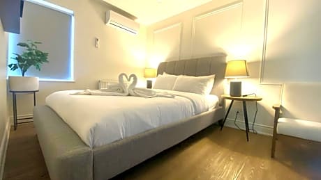 Premium Room (1 Queen Bed)