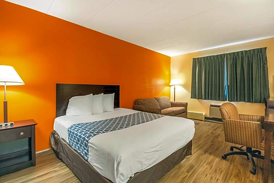 Econo Lodge Inn & Suites Windsor Locks Bradley Airport