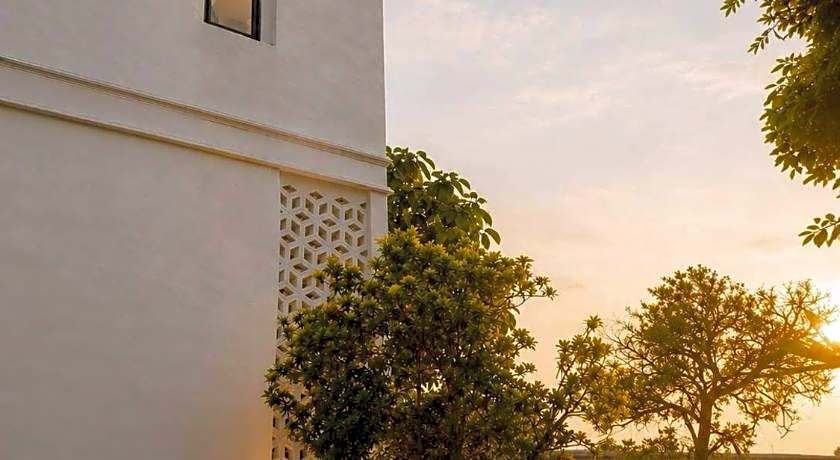 White Wall Riverfront Hotel