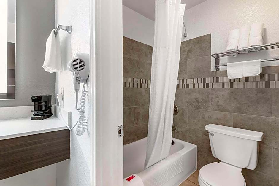Econo Lodge Inn & Suites Near Lackland AFB