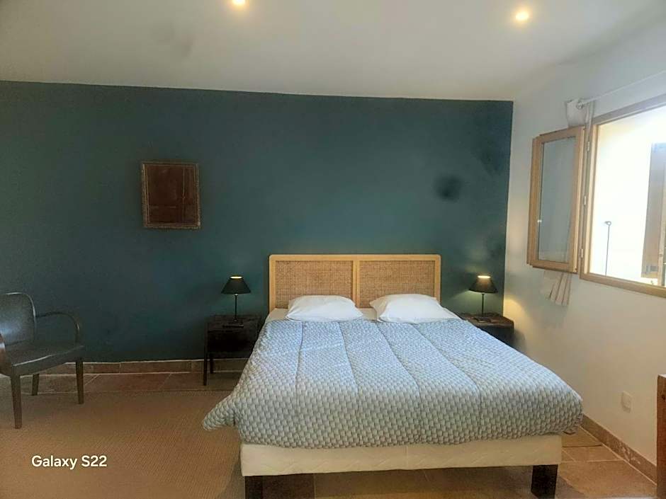 "Les Lauriers" chambre indépendante climatisée avec terrasse et parking privée