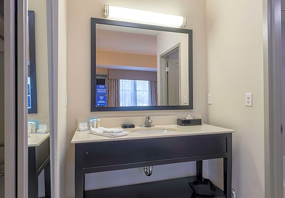 Hampton Inn By Hilton & Suites Dupont