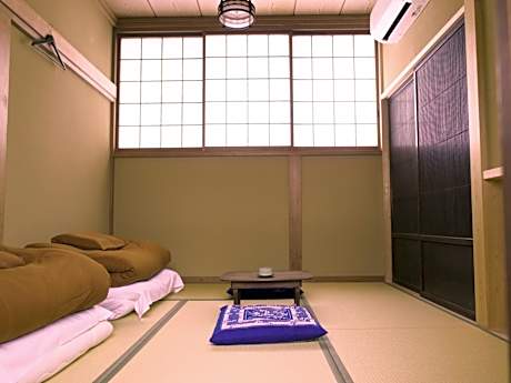 Standard Twin Room with Shared Bathroom