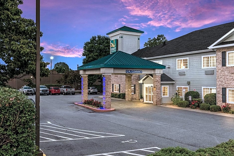 Quality Inn & Suites Hendersonville - Flat Rock