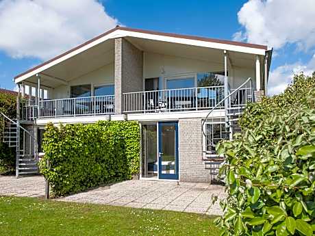 Spacious house with dishwasher, beach at walking distance