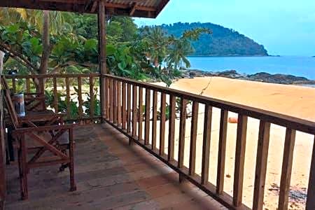 Beachfront Hut Downstairs Astra - Beach Shack Chalet