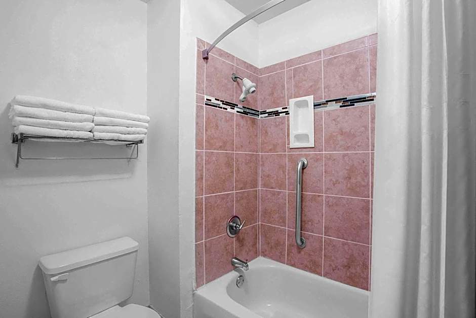 Days Inn by Wyndham Lake Village