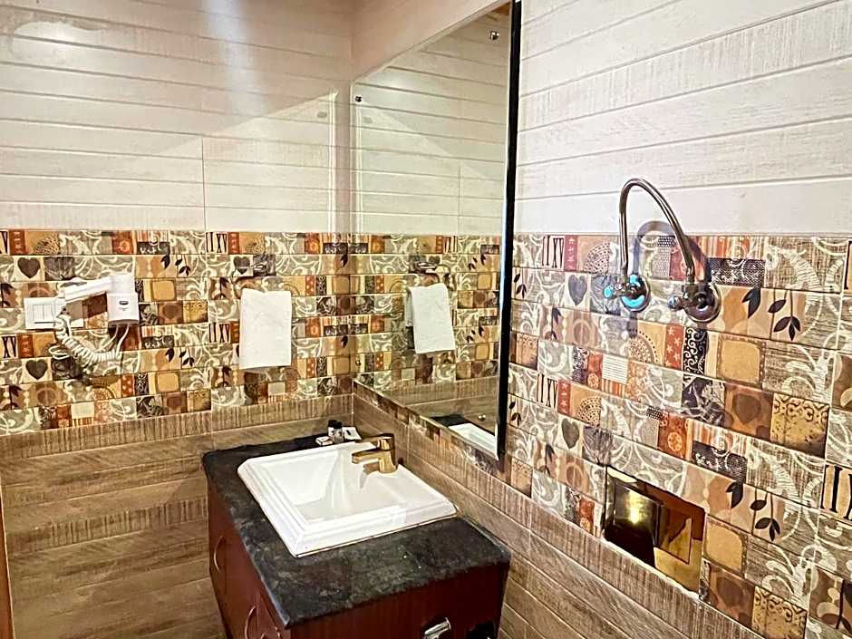 Hotel Chandertal Regency