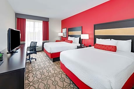 1 King and 1 Full Bed Deluxe Mobility/Hearing Accessible Room Non-Smoking